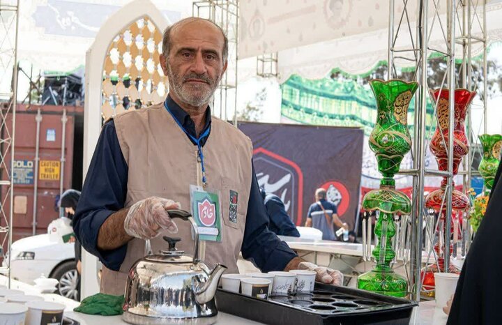 تصاویر/ برپایی موکب چایخانه «امام مهربانی ها»ی جویبار، جهت میزبانی از بدرقه کنندگان رهبر شهید (ره) در تهران