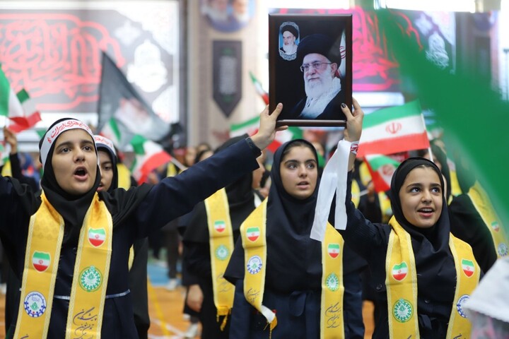 تصاویر / سوگواره بزرگ "باید برخاست" با حضور ۱۵۰۰ نفری دانش آموزان پیشتاز در تبریز