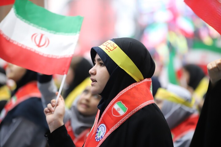 تصاویر / سوگواره بزرگ "باید برخاست" با حضور ۱۵۰۰ نفری دانش آموزان پیشتاز در تبریز