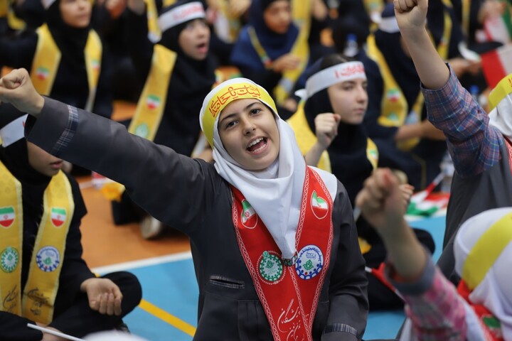 تصاویر / سوگواره بزرگ "باید برخاست" با حضور ۱۵۰۰ نفری دانش آموزان پیشتاز در تبریز
