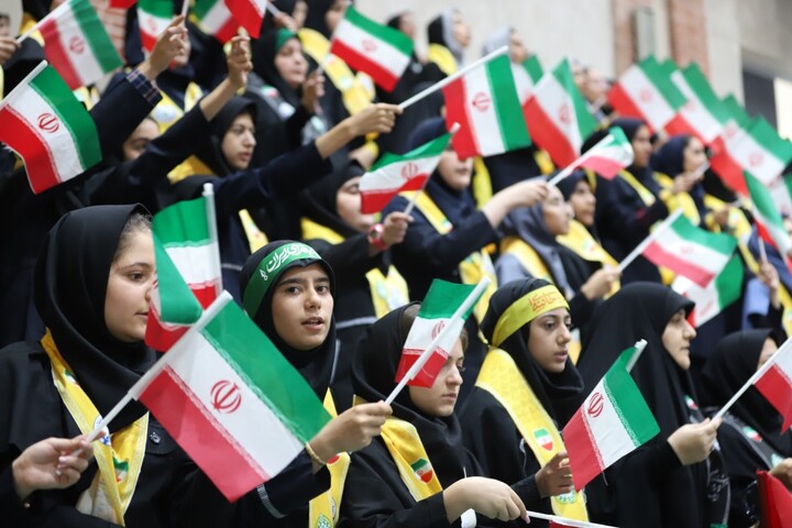 تصاویر / سوگواره بزرگ "باید برخاست" با حضور ۱۵۰۰ نفری دانش آموزان پیشتاز در تبریز