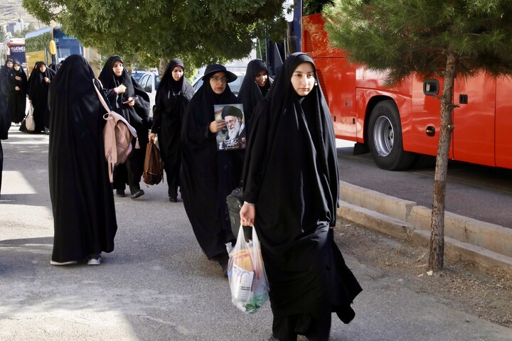 تصاویر/ کاروان اعزام عاشقان شهرکردی به مراسم تشییع قائد شهید امت
