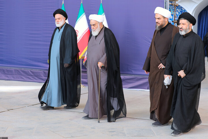 تصاویر/ اقامه نماز بر پیکر مطهر امام مجاهد شهید حضرت آیت‌الله العظمی سیدعلی خامنه‌ای و شهدای خانواده ایشان