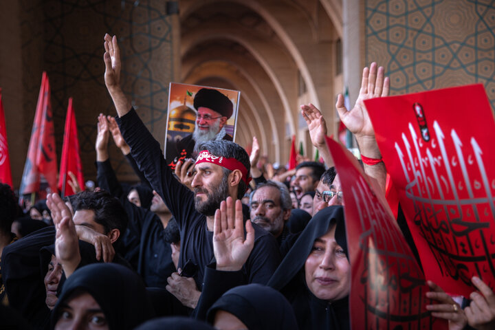 تصاویر/ اقامه نماز بر پیکر مطهر امام مجاهد شهید حضرت آیت‌الله العظمی سیدعلی خامنه‌ای و شهدای خانواده ایشان