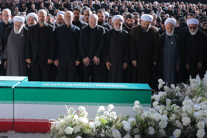 تصاویر/ اقامه نماز بر پیکر مطهر امام مجاهد شهید حضرت آیت‌الله العظمی سیدعلی خامنه‌ای و شهدای خانواده ایشان