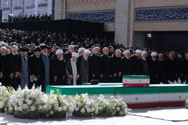 تصاویر/ اقامه نماز بر پیکر مطهر امام مجاهد شهید حضرت آیت‌الله العظمی سیدعلی خامنه‌ای و شهدای خانواده ایشان