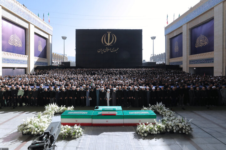 تصاویر/ اقامه نماز بر پیکر مطهر امام مجاهد شهید حضرت آیت‌الله العظمی سیدعلی خامنه‌ای و شهدای خانواده ایشان