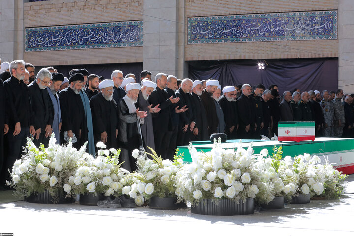 تصاویر/ اقامه نماز بر پیکر مطهر امام مجاهد شهید حضرت آیت‌الله العظمی سیدعلی خامنه‌ای و شهدای خانواده ایشان