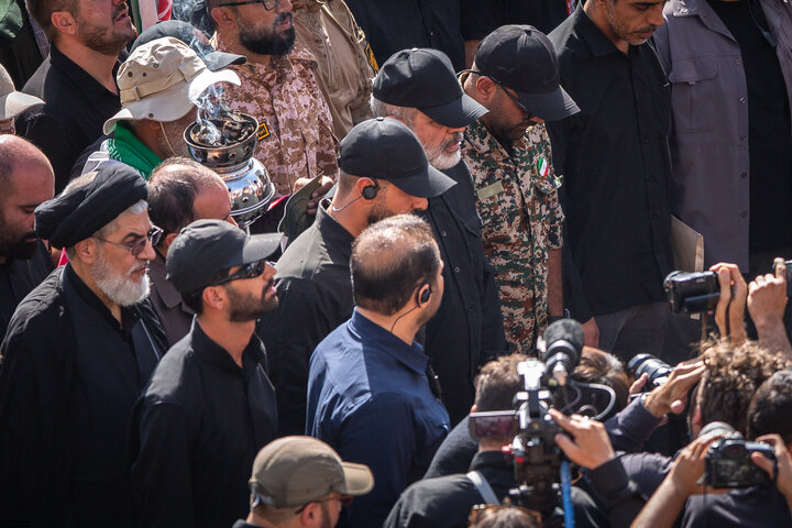 تصاویر/ اقامه نماز بر پیکر مطهر امام مجاهد شهید حضرت آیت‌الله العظمی سیدعلی خامنه‌ای و شهدای خانواده ایشان