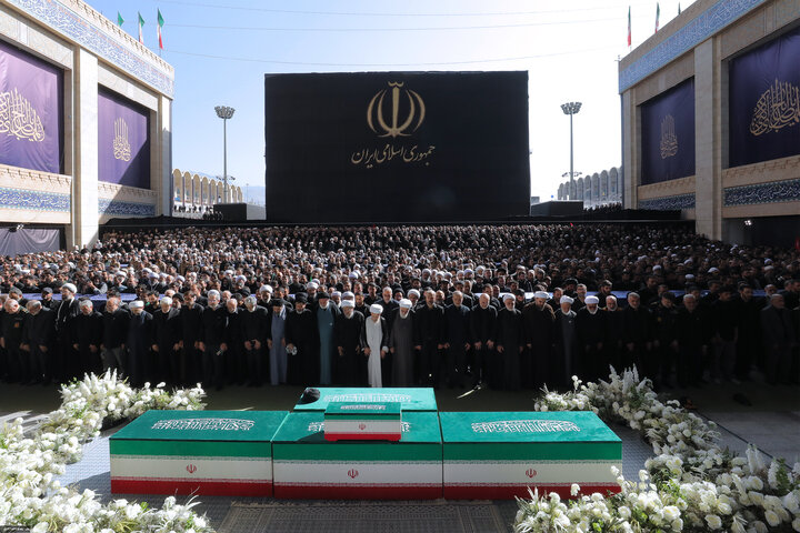 تصاویر/ اقامه نماز بر پیکر مطهر امام مجاهد شهید حضرت آیت‌الله العظمی سیدعلی خامنه‌ای و شهدای خانواده ایشان