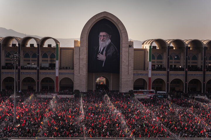 تصاویر/ اقامه نماز بر پیکر مطهر امام مجاهد شهید حضرت آیت‌الله العظمی سیدعلی خامنه‌ای و شهدای خانواده ایشان