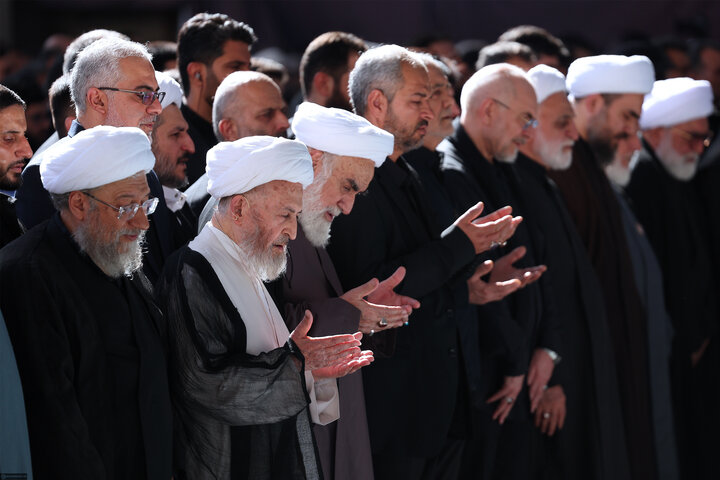تصاویر/ اقامه نماز بر پیکر مطهر امام مجاهد شهید حضرت آیت‌الله العظمی سیدعلی خامنه‌ای و شهدای خانواده ایشان