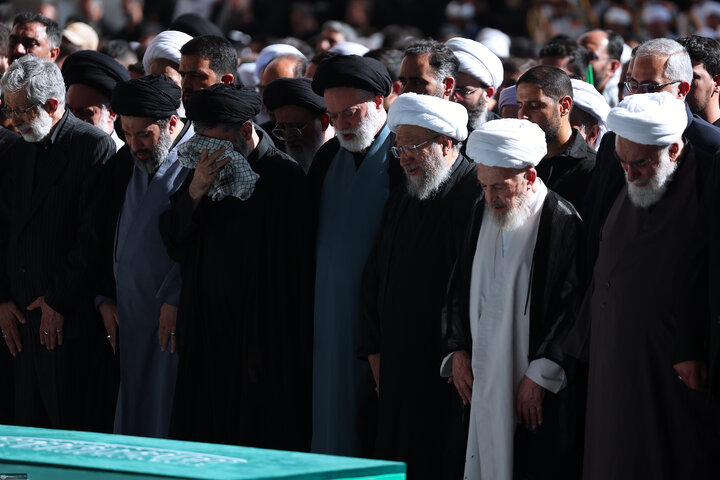 تصاویر/ اقامه نماز بر پیکر مطهر امام مجاهد شهید حضرت آیت‌الله العظمی سیدعلی خامنه‌ای و شهدای خانواده ایشان