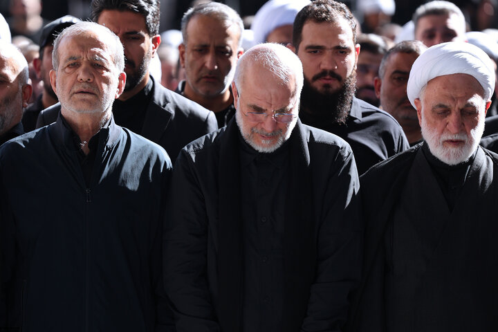 تصاویر/ اقامه نماز بر پیکر مطهر امام مجاهد شهید حضرت آیت‌الله العظمی سیدعلی خامنه‌ای و شهدای خانواده ایشان