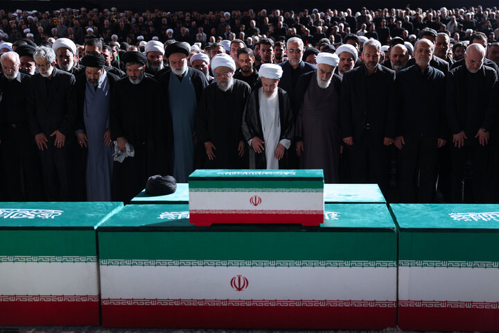 تصاویر/ اقامه نماز بر پیکر مطهر امام مجاهد شهید حضرت آیت‌الله العظمی سیدعلی خامنه‌ای و شهدای خانواده ایشان