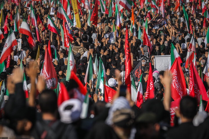 تصاویر/ اقامه نماز بر پیکر مطهر امام مجاهد شهید حضرت آیت‌الله العظمی سیدعلی خامنه‌ای و شهدای خانواده ایشان