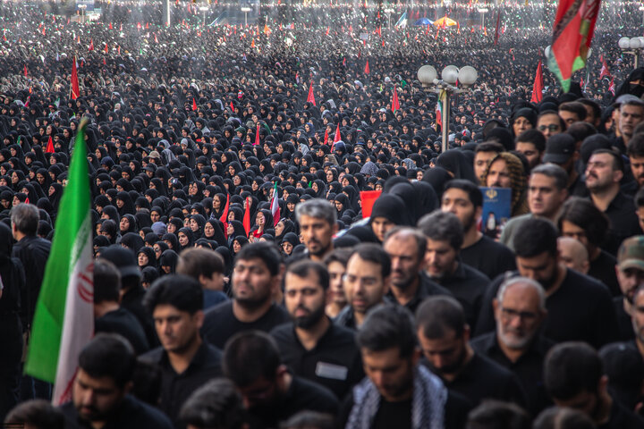 تصاویر/ اقامه نماز بر پیکر مطهر امام مجاهد شهید حضرت آیت‌الله العظمی سیدعلی خامنه‌ای و شهدای خانواده ایشان