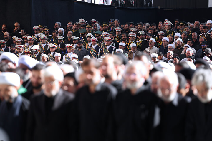 تصاویر/ اقامه نماز بر پیکر مطهر امام مجاهد شهید حضرت آیت‌الله العظمی سیدعلی خامنه‌ای و شهدای خانواده ایشان