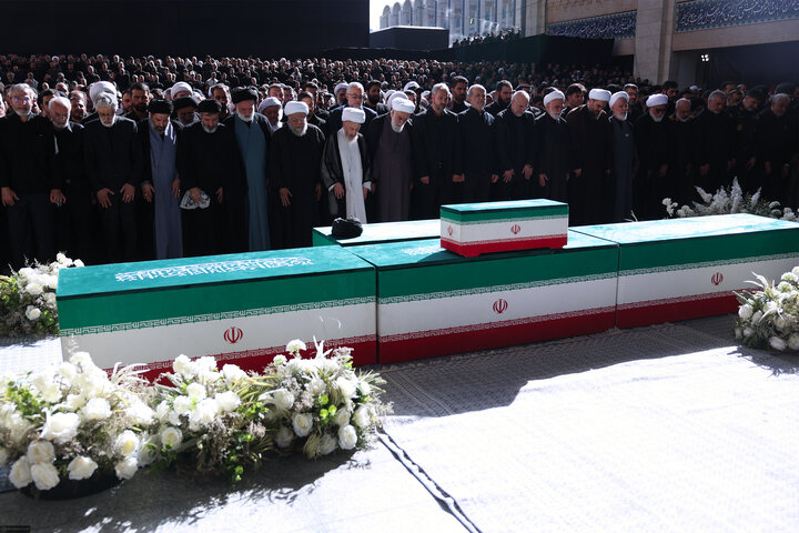 تصاویر/ اقامه نماز بر پیکر مطهر امام مجاهد شهید حضرت آیت‌الله العظمی سیدعلی خامنه‌ای و شهدای خانواده ایشان