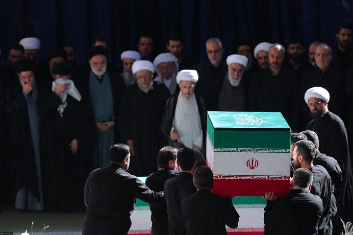 تصاویر/ اقامه نماز بر پیکر مطهر امام مجاهد شهید حضرت آیت‌الله العظمی سیدعلی خامنه‌ای و شهدای خانواده ایشان