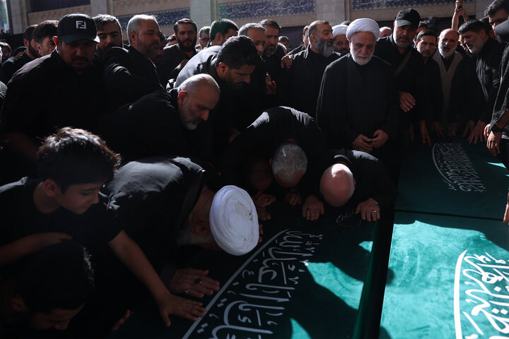 تصاویر/ اقامه نماز بر پیکر مطهر امام مجاهد شهید حضرت آیت‌الله العظمی سیدعلی خامنه‌ای و شهدای خانواده ایشان