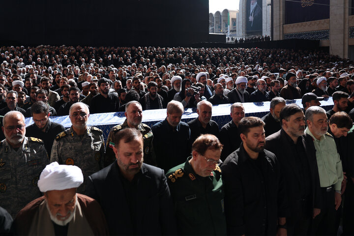 تصاویر/ اقامه نماز بر پیکر مطهر امام مجاهد شهید حضرت آیت‌الله العظمی سیدعلی خامنه‌ای و شهدای خانواده ایشان