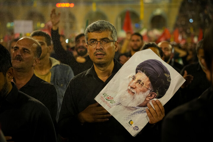تصاویر/ آخرین دیدار ملت مبعوث با پیکر مطهر قائد شهید حضرت آیت‌الله خامنه ای