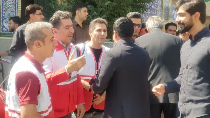 تصاویر/بدرقه کاروان زائران کامیارانی اعزامی به مراسم تشییع پیکر  رهبر شهید در تهران