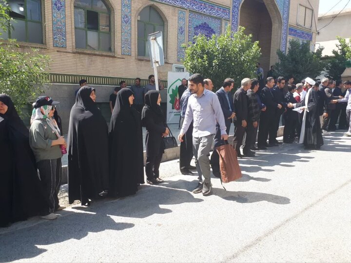 تصاویر/بدرقه کاروان زائران کامیارانی اعزامی به مراسم تشییع پیکر  رهبر شهید در تهران
