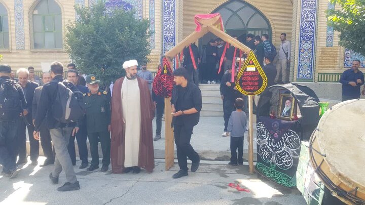 تصاویر/بدرقه کاروان زائران کامیارانی اعزامی به مراسم تشییع پیکر  رهبر شهید در تهران