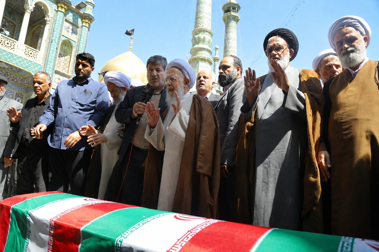 Preghiera funebre per il leader martire dell’Iran guidata da Javadi Amoli