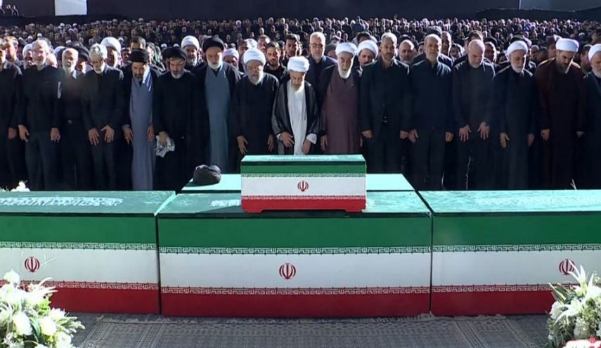 حشود مليونية في طهران تؤدي الصلاة على جثمان القائد الشهيد (فيديو وصور)