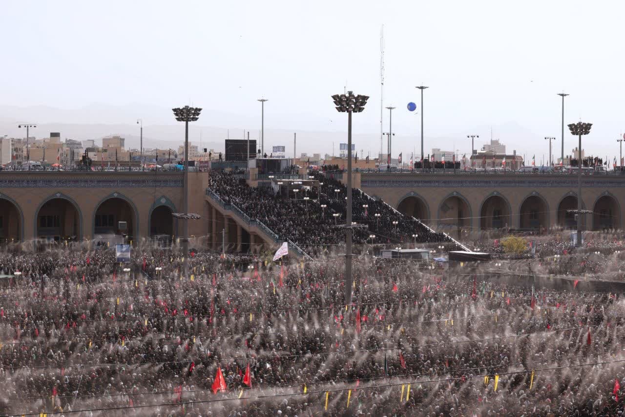 حشود مليونية في طهران تؤدي الصلاة على جثمان القائد الشهيد (فيديو وصور)