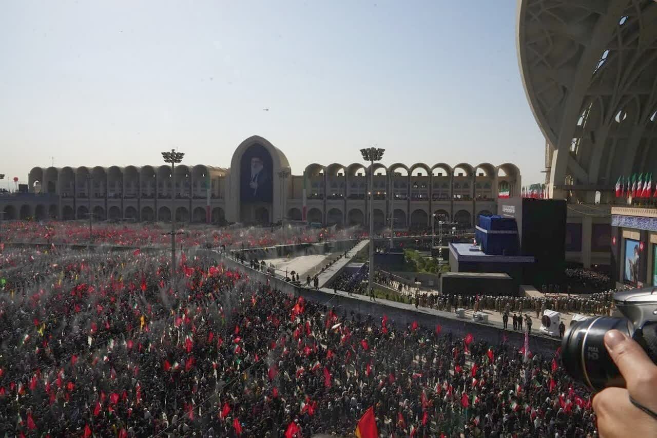 حشود مليونية في طهران تؤدي الصلاة على جثمان القائد الشهيد (فيديو وصور)