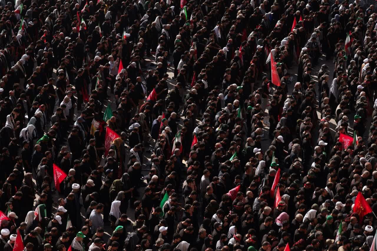 حشود مليونية في طهران تؤدي الصلاة على جثمان القائد الشهيد (فيديو وصور)