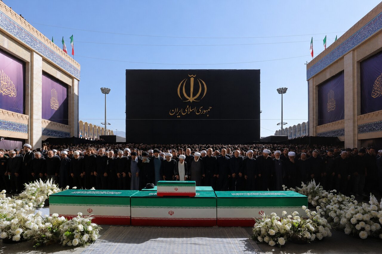 Preghiera funebre sul puro corpo del Martire dell'Iran officiata dall'Ayatollah Sobhani, una delle massime autorità religiose sciite