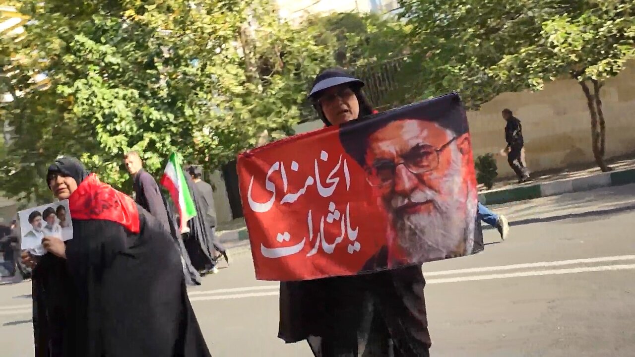 فیلم | بدرقه عاشقانه پدر شهید توسط ملت مبعوث شده ایران