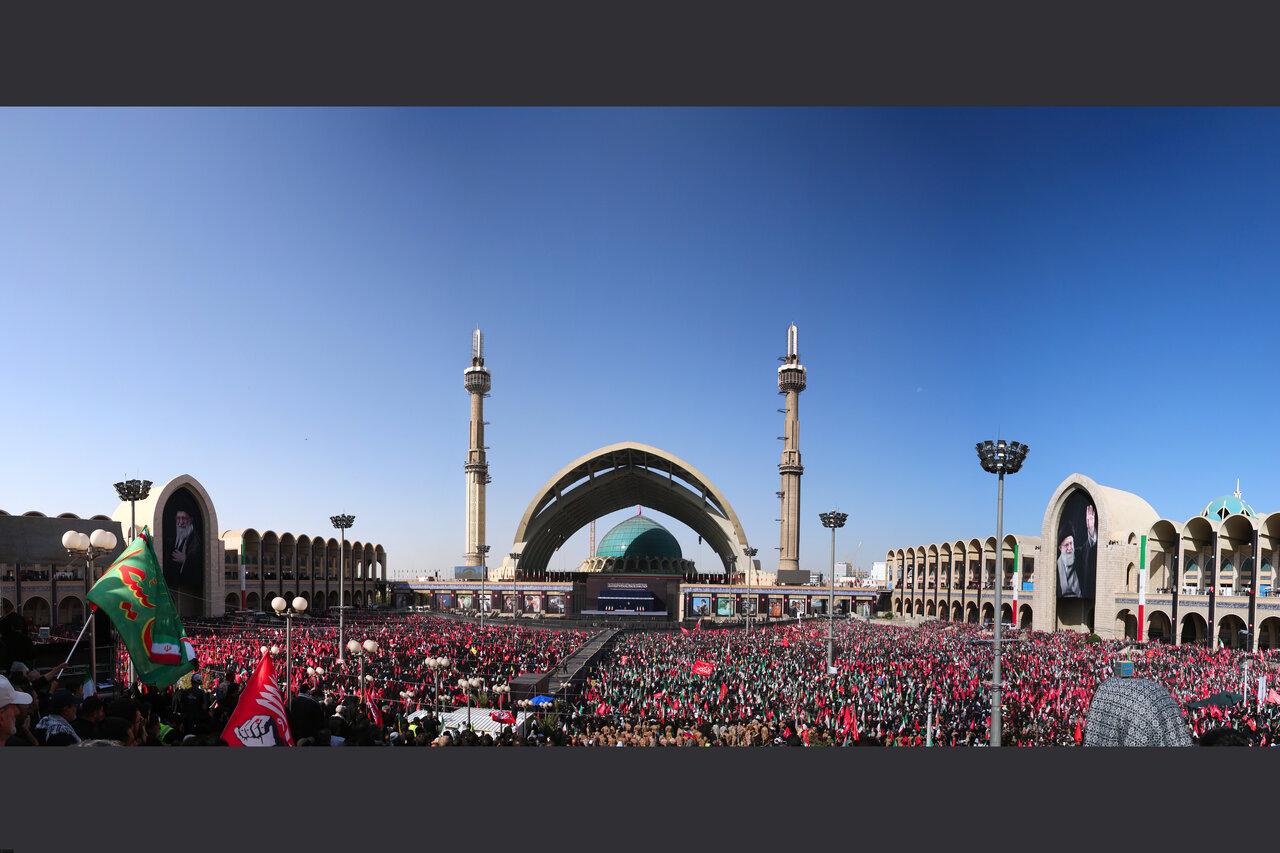 تصاویر/ اقامه نماز بر پیکر مطهر امام مجاهد شهید حضرت آیت‌الله العظمی سیدعلی خامنه‌ای و شهدای خانواده ایشان