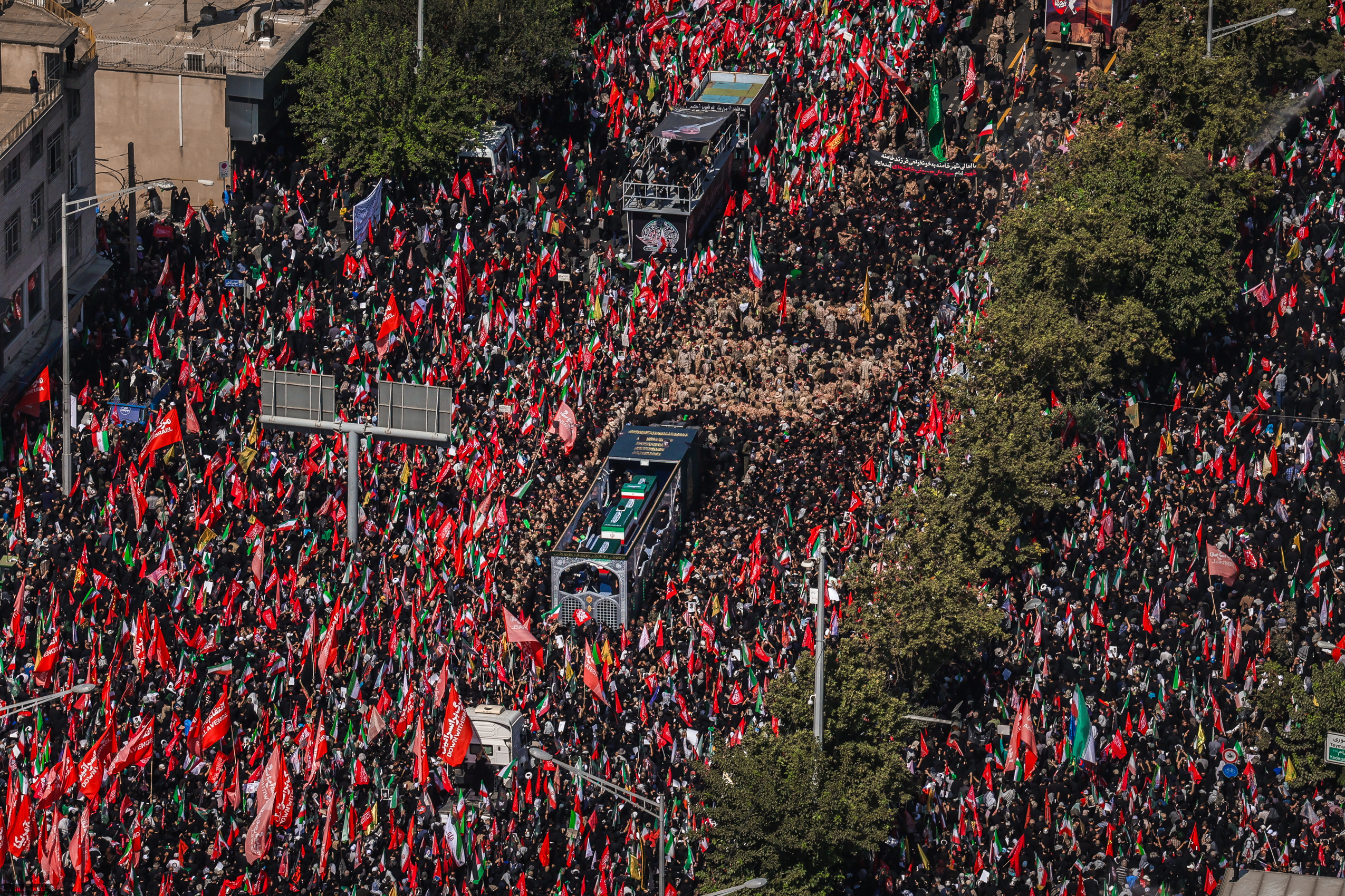 تصاویر/ تہران میں رہبر شہید کی تشییع میں لاکھوں افراد کی تاریخی شرکت