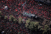 Immagini aeree dell'immensa folla presente al funerale del martire Imam Khamenei