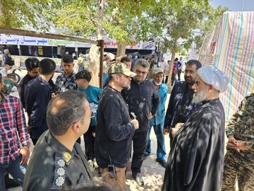 خدمت جهادی استادان و طلاب مدرسه علمیه امام حسین(ع) در میادین اصلی تهران