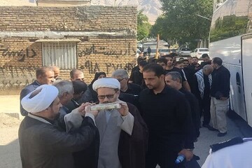 حرکت کاروان شهرستان هرسین به سوی آیین تشییع پیکر رهبر شهید انقلاب در تهران+ عکس