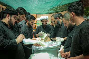 فیلم| موکب گروه جهادی مدرسه علمیه آیت‌الله بهاری در قم پذیرای شرکت‌کنندگان تشییع امام شهید