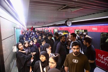 تصاویر/ حال و هوای مترو تهران در تشییع قائدشهید امت
