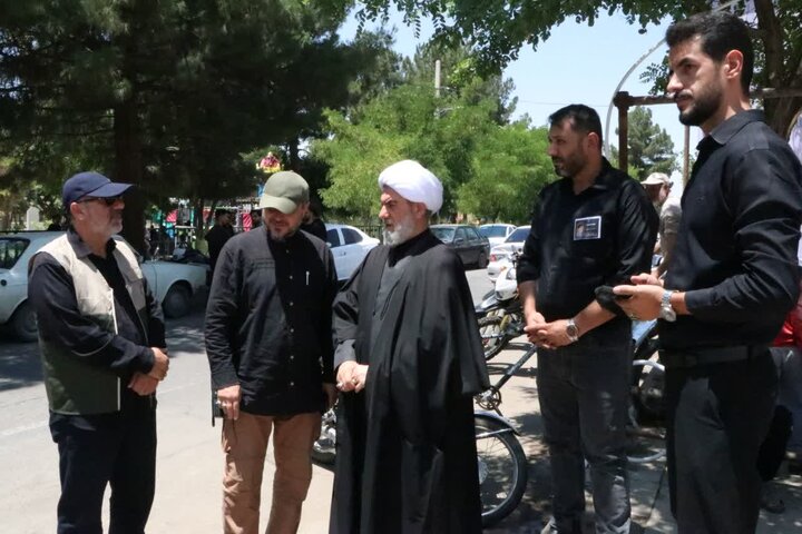 تصاویر / بازدید امام جمعه بویین زهرا از مواکب خدمت رسان به زائران مراسم تشییع رهبر شهید انقلاب اسلامی ایران -عکاس خانم جوشقانی