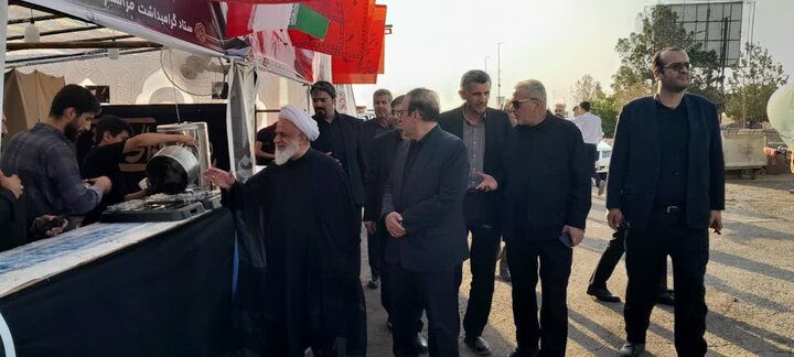 تصاویر / خدا قوت امام جمعه آبیک به خادمین موکب های خدمت رسان به  زائران مراسم بدرقه آقای شهید ایران