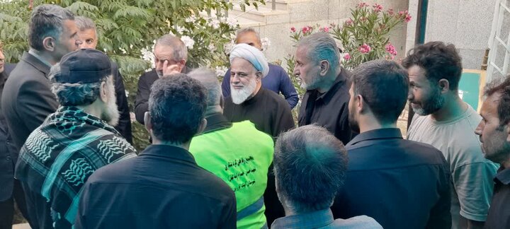 تصاویر / خدا قوت امام جمعه آبیک به خادمین موکب های خدمت رسان به  زائران مراسم بدرقه آقای شهید ایران