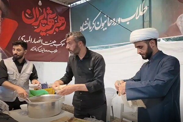 فیلم| پذیرایی موکب حوزه علمیه کرمانشاه از وداع کنندگان امام شهید در مصلای تهران