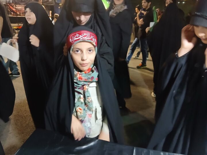 تصاویر/فعالیت طلاب مدرسه علمیه فاطمه‌الزهرا اراک در موکب شهید پاکپور