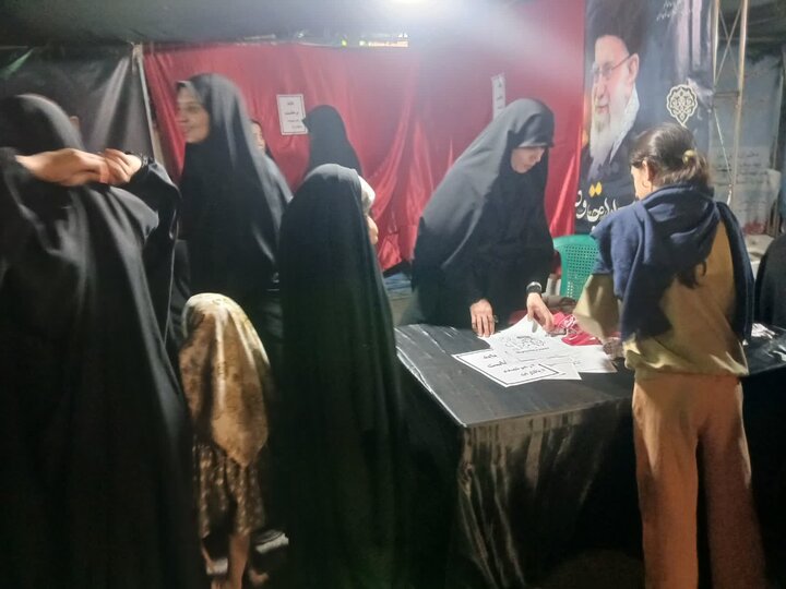 تصاویر/فعالیت طلاب مدرسه علمیه فاطمه‌الزهرا اراک در موکب شهید پاکپور